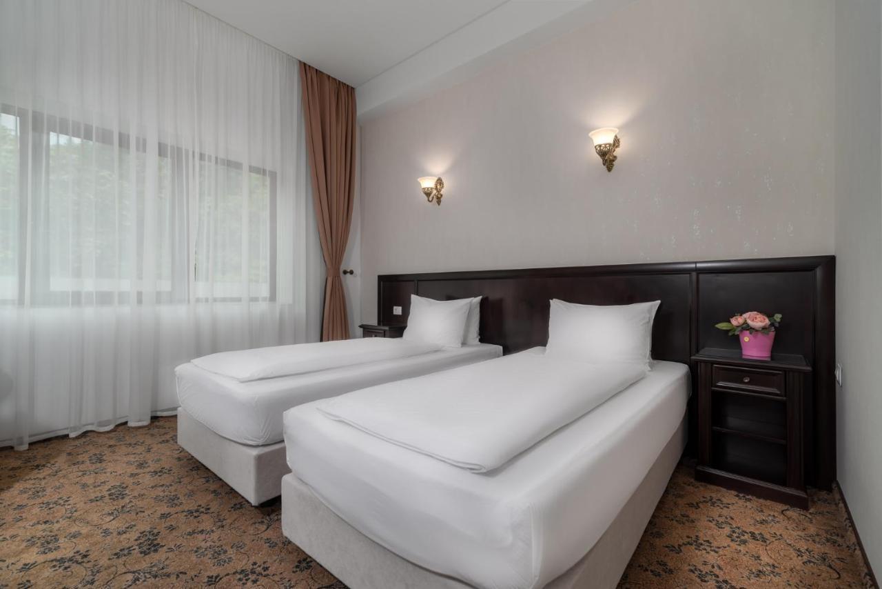 Rediu Hotel & Restaurant Botosani Exterior photo